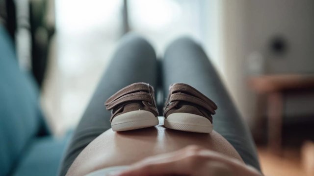 Cette femme fait semblant de faire une fausse couche pour faire du shopping