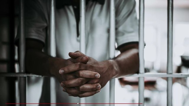 Un traitement anti-Covid testé dans une prison : les détenus ont risqué la mort