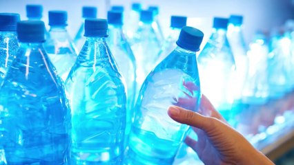 Les 5 erreurs qu'on fait tous avec l'eau en bouteille