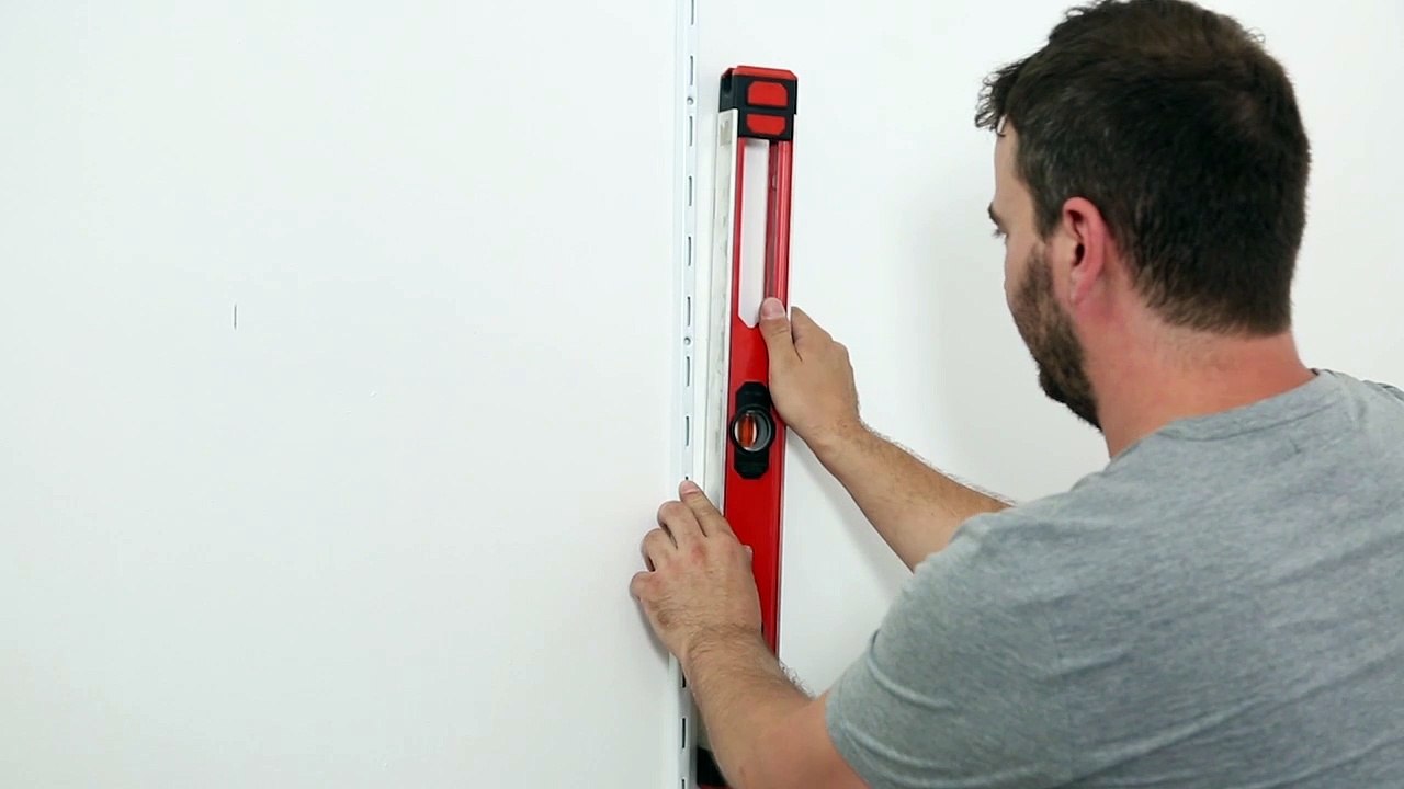 Les Tutos Maison & Travaux - Comment poser des étagères en crémaillère ?