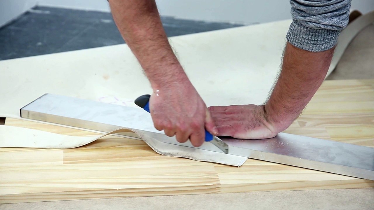 Les Tutos Maison & Travaux - Comment poser un sol PVC rouleau ?