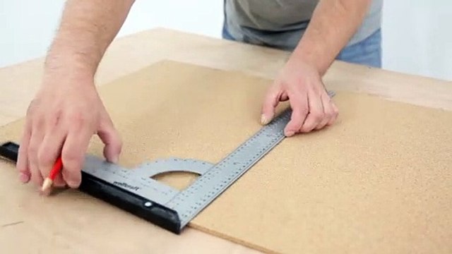 Les Tutos Maison & Travaux - Comment poser un panneau de liège en porte-mémo ?