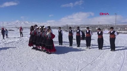 AĞRI'DA GENÇLER, SOSYAL MEDYADA DEĞİL KAYAKTA BULUŞTULAR