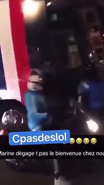 Marseille - Les images d'un car de supporters de Marine Le Pen attaqué aux cris de A mort les Français, à mort les blancs : Le chauffeur a été blessé