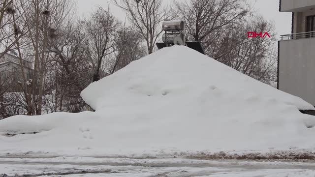 KARLIOVA'DA EVLER KARDAN ÇÖKMESİN DİYE ÇATILAR TEMİZLENİYOR
