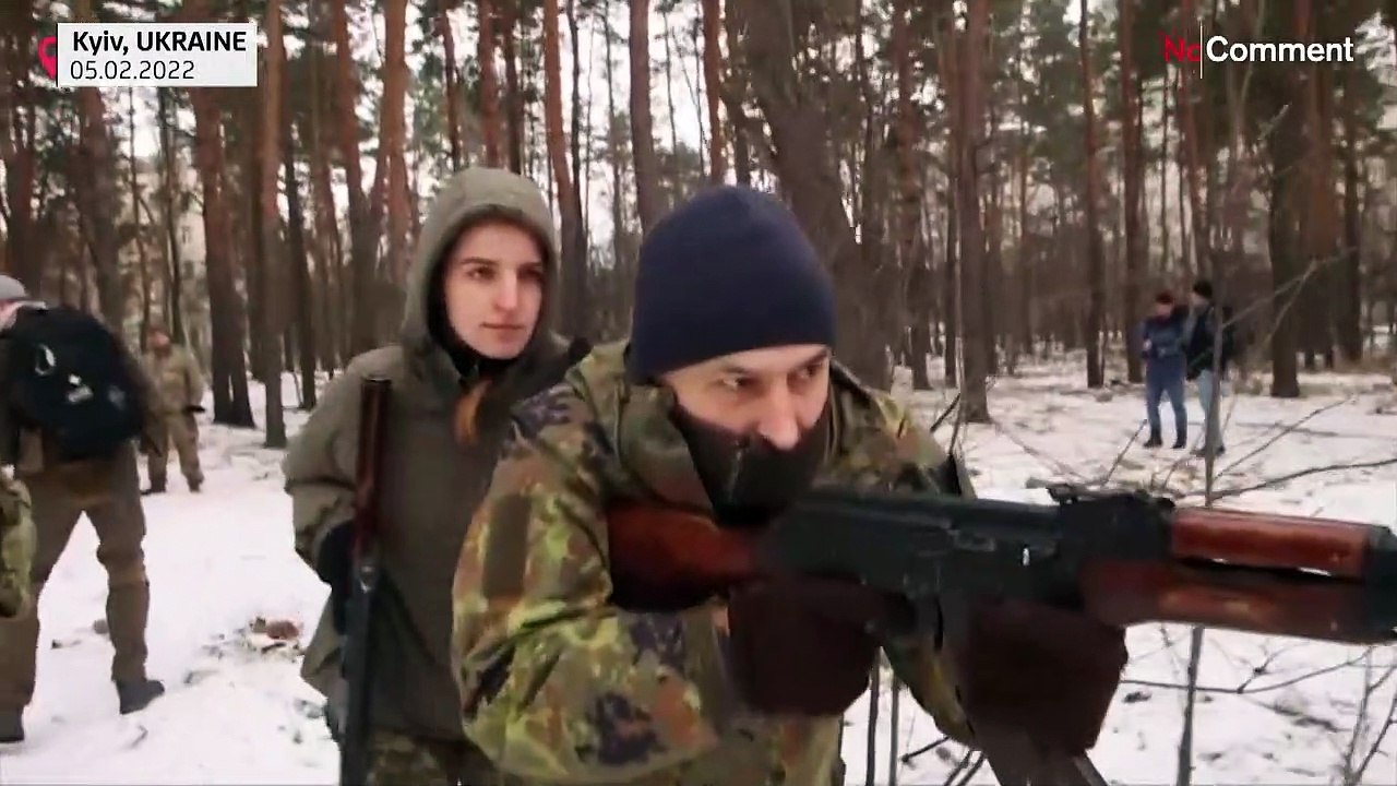 Ukrayna'da siviller, olası bir Rus işgali karşısında silah eğitimi alıyor