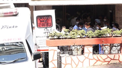 Lata Mangeshkar Demise: लता जी का पार्थिव शरीर देख रो पड़ी भीड़, आखिरी दर्शन को पहुँचे तमाम लोग