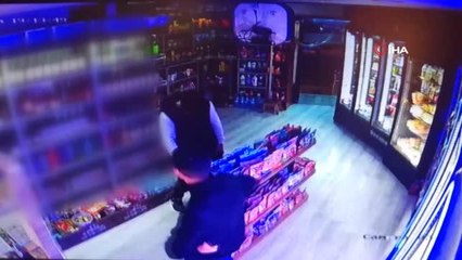 Yürekleri sızlatan hırsızlık anı kamerada... Dükkan sahibi tekerlekli sandalyesiyle hırsızları kovalamaya çalıştı