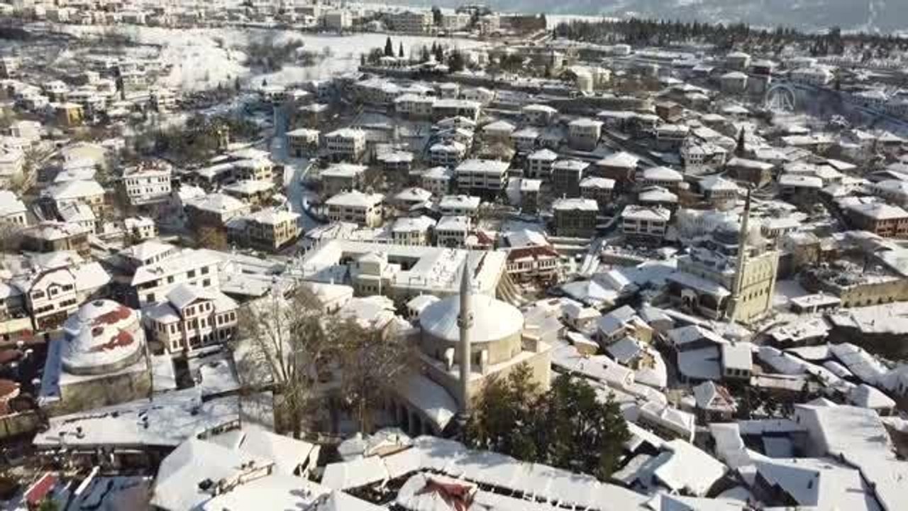 Safranbolu'nun karla kaplı tarihi mekanlarına kuş bakışı
