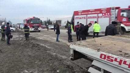 TAKLA ATAN OTOMOBİL KANALA DÜŞTÜ 2 YARALI