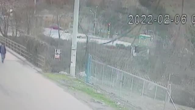 Kamyonetin kırmızı ışıktaki otomobile çarpma anı güvenlik kamerasında