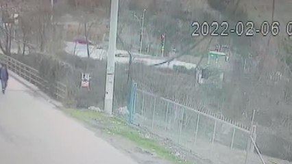 Kamyonetin kırmızı ışıktaki otomobile çarpma anı güvenlik kamerasında