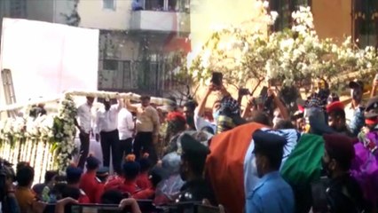 Lata Mangeshkar funeral Updates: आखिरी सफर पर निकली  Lata दी ; Check out | FilmiBeat