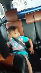 mahendra naik mobil di tempat duduk penumpang