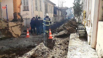 KAZILAN YOLDA GÖÇÜK SONRASI GAZ SIZINTISI