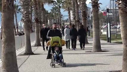 Yurt genelinde soğuk hava etkili olurken, Antalyalılar denizin keyfini çıkardı