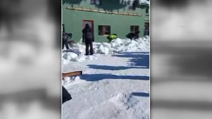 Saklıkent Kayak Merkezi'nde sundurmanın çökmesi sonucu 8 kişi yaralandı