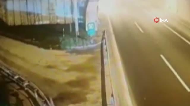 Kilometrelerce kuyruk oluştu... TEM'de kontrolden çıkan araç tünel girişindeki betona böyle çarptı