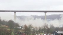 Espectaculares imágenes del derribo controlado de un viaducto de 70 metros de altura en Alemania
