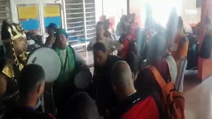 شاهد لحظة وصول اول طائرة للجماهير المصرية الي مطار ياوندي بالكاميرون