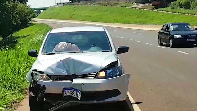 Carro batido, abandonado na marginal da BR-467, chama atenção de motoristas