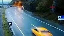 Artvin'de bir taksi sürücüsü yamaçtan kopan kayalardan saniyelerle kurtuldu
