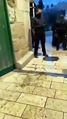 ناشطون يتداولون مقطع فيديو للشيخ رائد صلاح في المسجد الأقصى