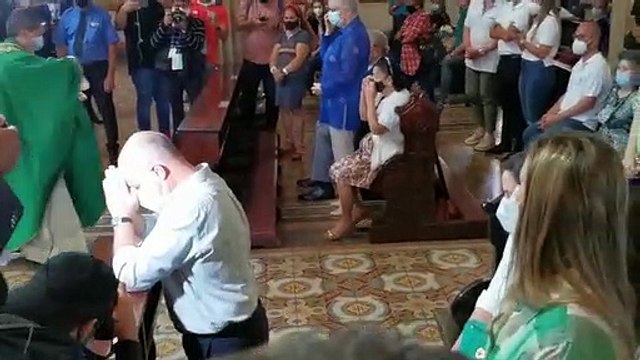 José María Figueres se abstiene de comulgar