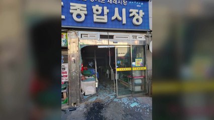 포항에서 승용차가 상가 돌진...50대 경상·유리창 파손 / YTN
