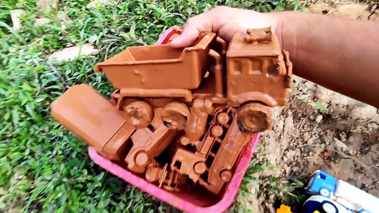 Membersihkan Mainan Bus Tayo, Mobil Balap, Mobil Tangki, Helikopter, Truk Pasir, Truk, Beko, Truk Molen