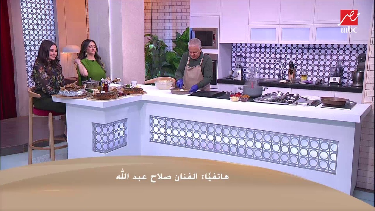 الفنان صلاح عبدالله يلقي قصيدة لمصر والمنتخب في...