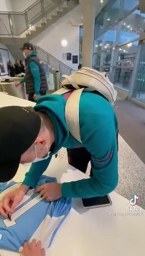 Jack Grealish (Manchester City), s'arrête pour saluer et signer un maillot à une jeune femme handicapée qui fond en larmes