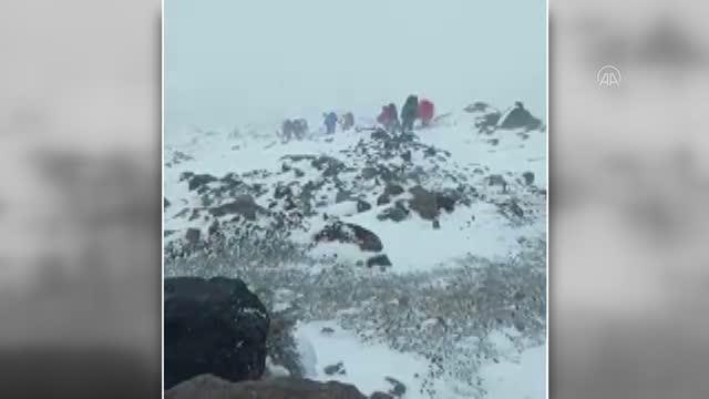 Ağrı Dağı'na tırmanan İranlı dağcılara kar ve tipi engeli