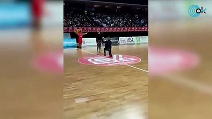 Una novia huye despavorida de su pedida de mano en un partido de baloncesto