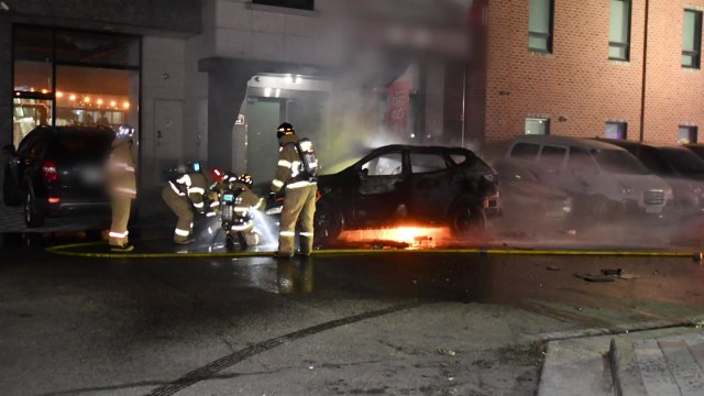 SUV 화재로 주차 차량 여러 대 타...전국 곳곳 화재 / YTN