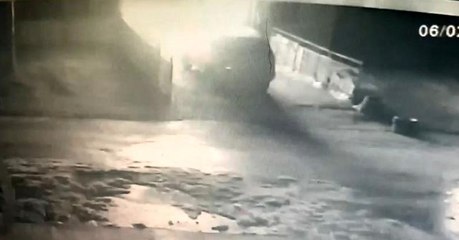 Tinerle soba yakmak isterken hem kendisini hem de arabayı yaktı