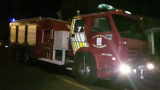 Morador ateia fogo em lixo, mas chamas se espalham e Corpo de Bombeiros é acionado