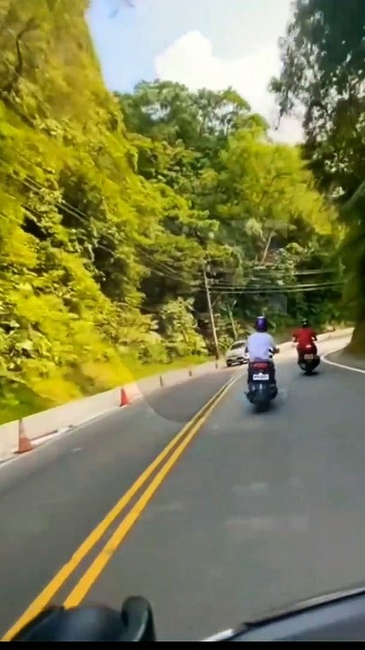 Kecelakaan Ditikungan Terekam Kamera Pemotor