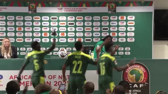 Finale - Aliou Cissé arrosé par ses joueurs en pleine conférence de presse