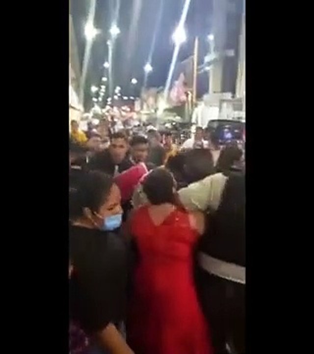 En plena boda detienen al novio por juicio de alimentos. - Y pasó aquí en Ecuador señores... - Eso me sonó a desquite - Pague la pensión señor novi