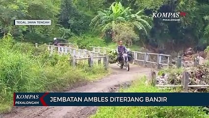 Jembatan di Tegal Ambles Setelah Diterjang Banjir