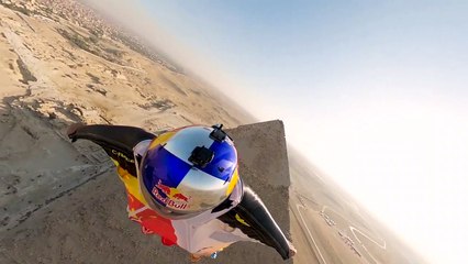 Wingsuit : Fred Fugen frôle les pyramides dans un nouveau vol à couper le souffle