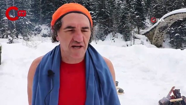 Kara aldırış etmeden Fırtına Deresi'nin buz gibi suyunda yüzdüler