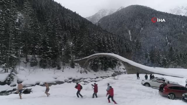Kış Yüzme Şenliği'nde Fırtına Deresi'nin buz gibi suyunda yüzdüler