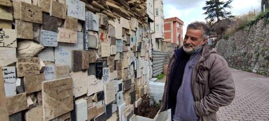 Aşıklar evin duvarlarını şiir kitabına çevirdi