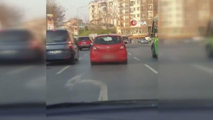 Acemi şoför, aracına astığı notla herkesi gülümsetti: "Acemiyim, lütfen sıkıştırmayın öğreniyorum"