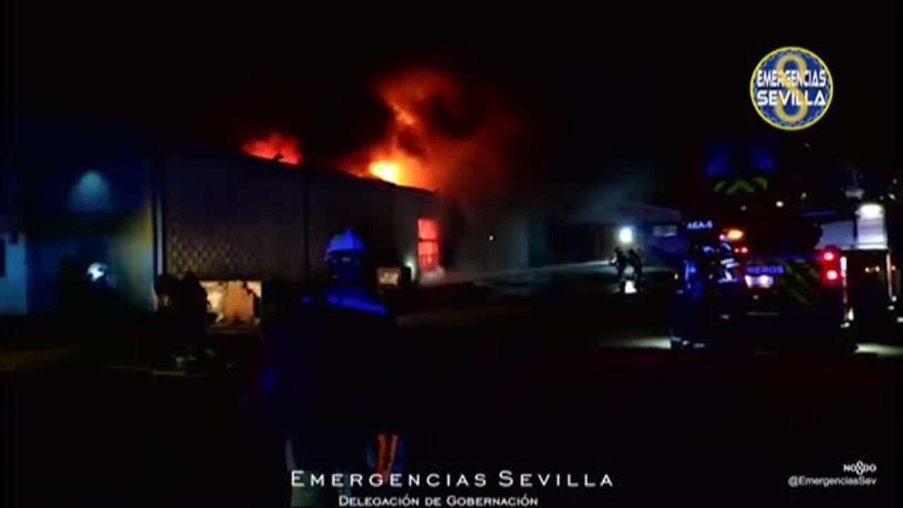 Aparatoso incendio en un polígono industrial sevillano