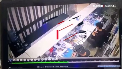 Gaziantep'te patlayan cep telefonu bataryasının korku saçtığı anlar kamerada