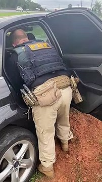 PRF apreende pistolas e munições e recupera carro roubado