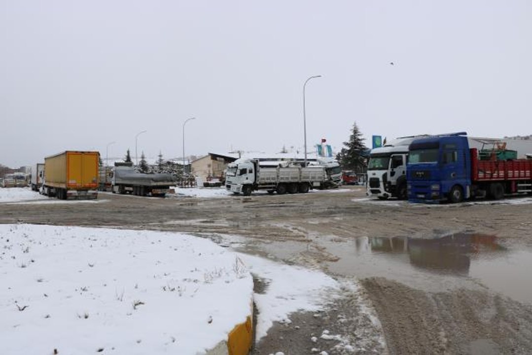 Afyonkarahisar - Antalya kara yolu kar yağışı nedeniyle tır geçişlerine kapatıldı